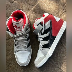 Men’s Adidas Originals MC-X1 High-Top. Size 10,5. White, black, and red.